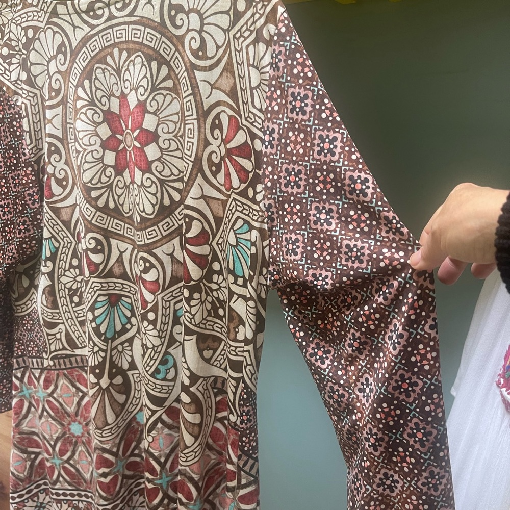 Amma Designs LA. Art to wear polyester tunic, 3/4 sleeve, tiki print - Picture 4 of 5